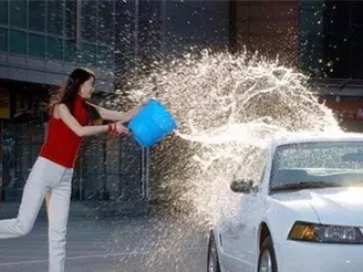 夏天这样洗车会伤车漆，你知道吗？
